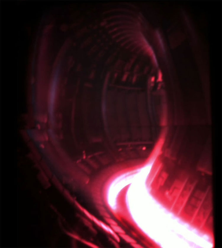 Плазменный жгут в рабочей зоне термоядерного реактора. Источник изображения: EUROfusion